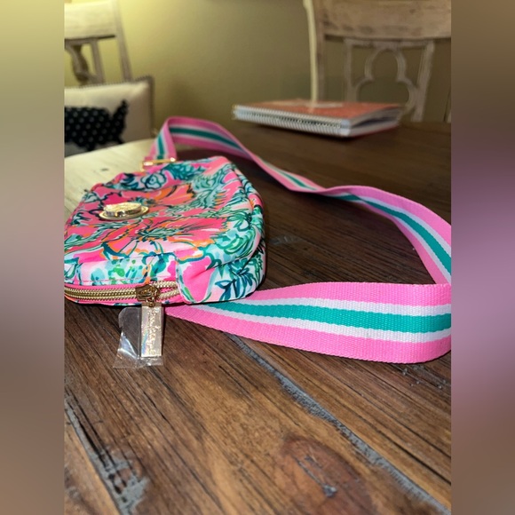 Lilly Pulitzer Runaround printed belt bag in Soleil Pink perfect poppy - Picture 7 of 16